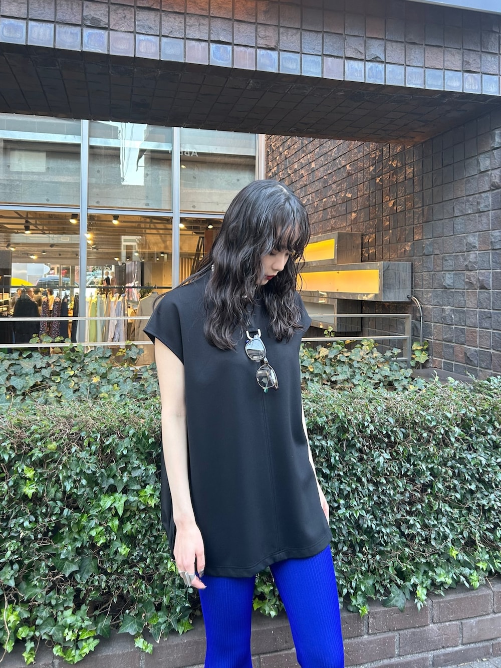 ブルー系のその他パンツ、ブラック系のTシャツ/カットソー、ブラック系のパンプスを着用したレディースの春コーディネートの4枚目の写真