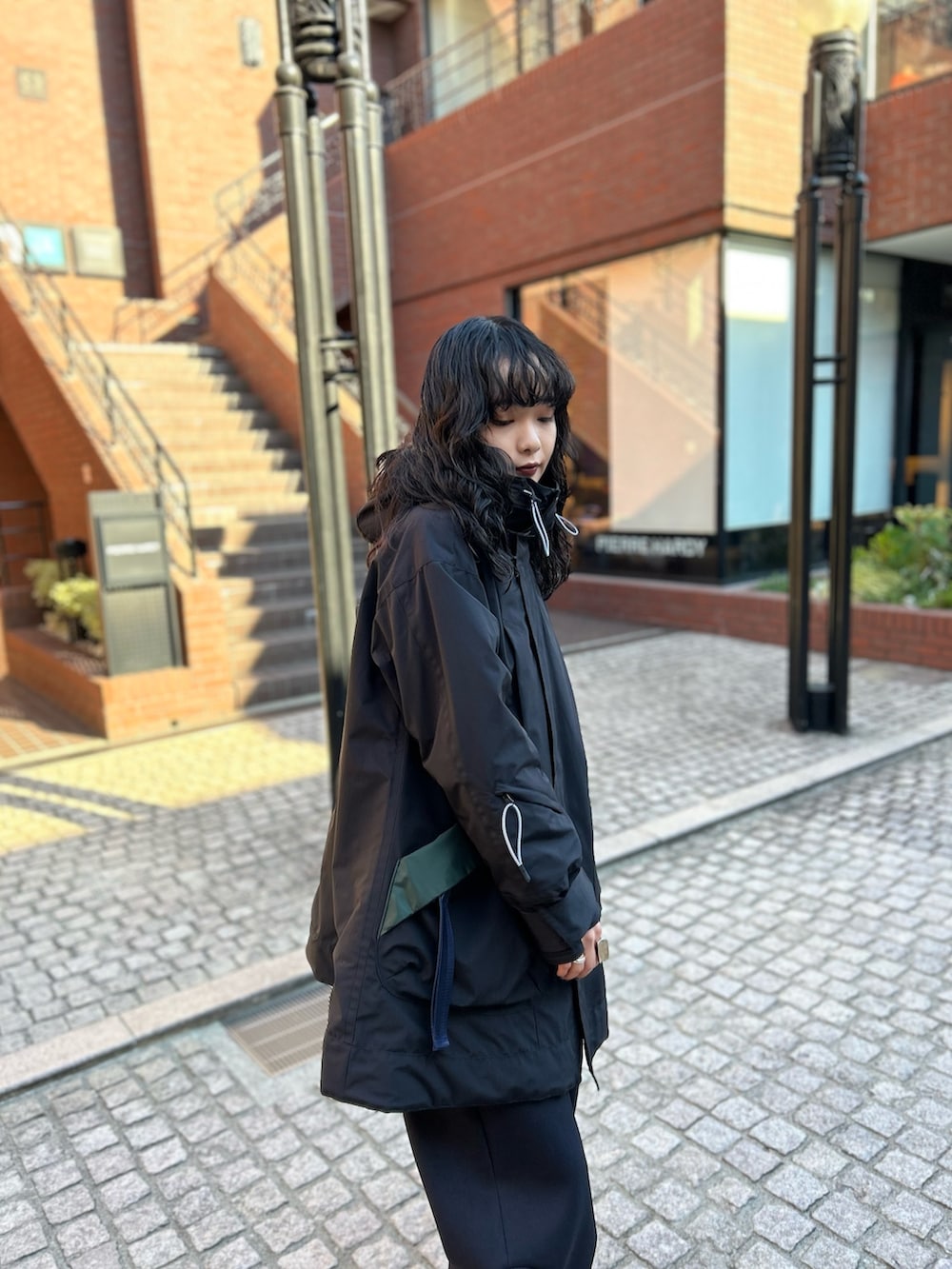 ブラック系のローファー、ブラック系のその他パンツ、ブラック系のその他アウターを着用したレディースの冬コーディネートの6枚目の写真