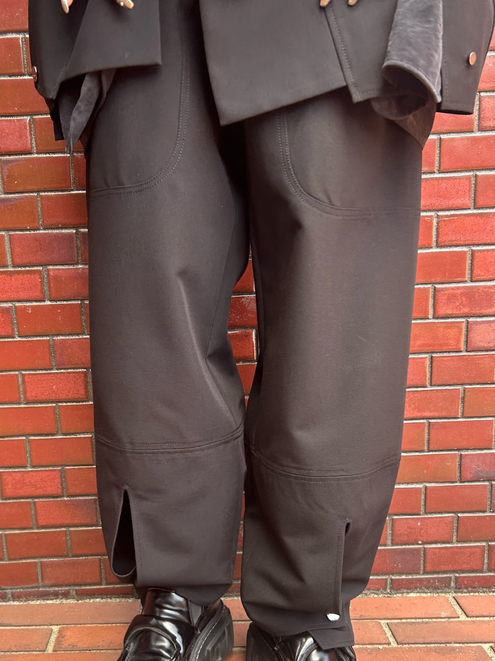 ブラック系のその他パンツ、シルバー系のタンクトップ、ブラック系のベストを着用したレディースの春コーディネートの9枚目の写真