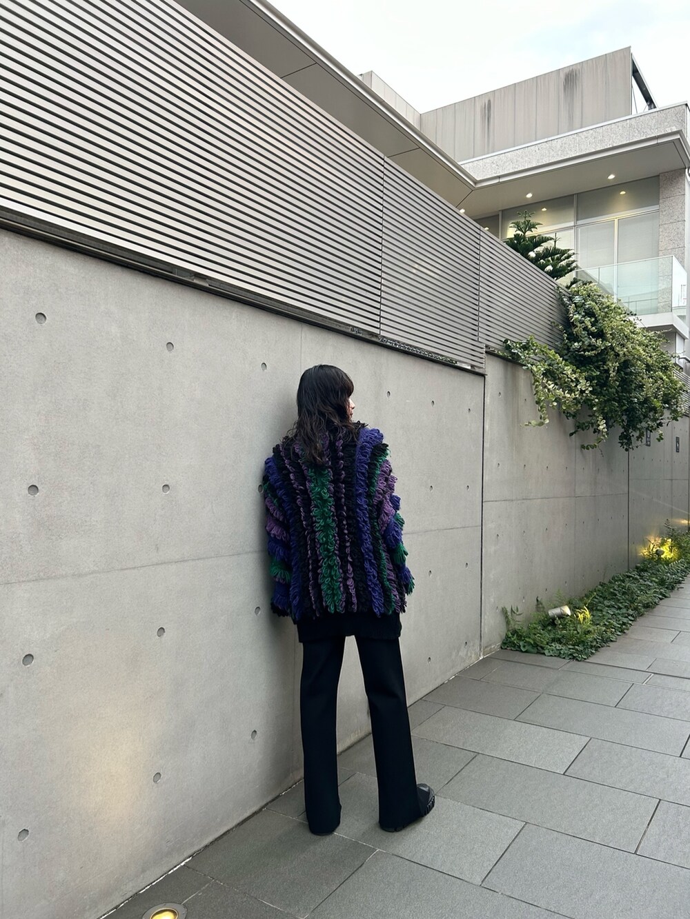 パープル系のニット/セーター、ブラック系のその他パンツ、ブラック系のブーツを着用したレディースの秋コーディネートの4枚目の写真