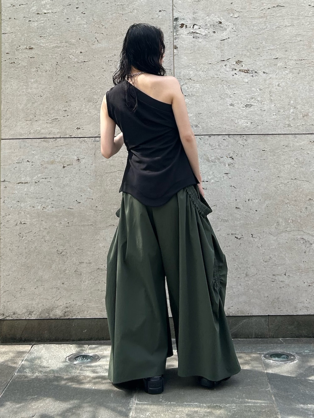 ブラック系のTシャツ/カットソー、グリーン系のその他パンツ、シルバー系のネックレスを着用したレディースの春コーディネートの2枚目の写真