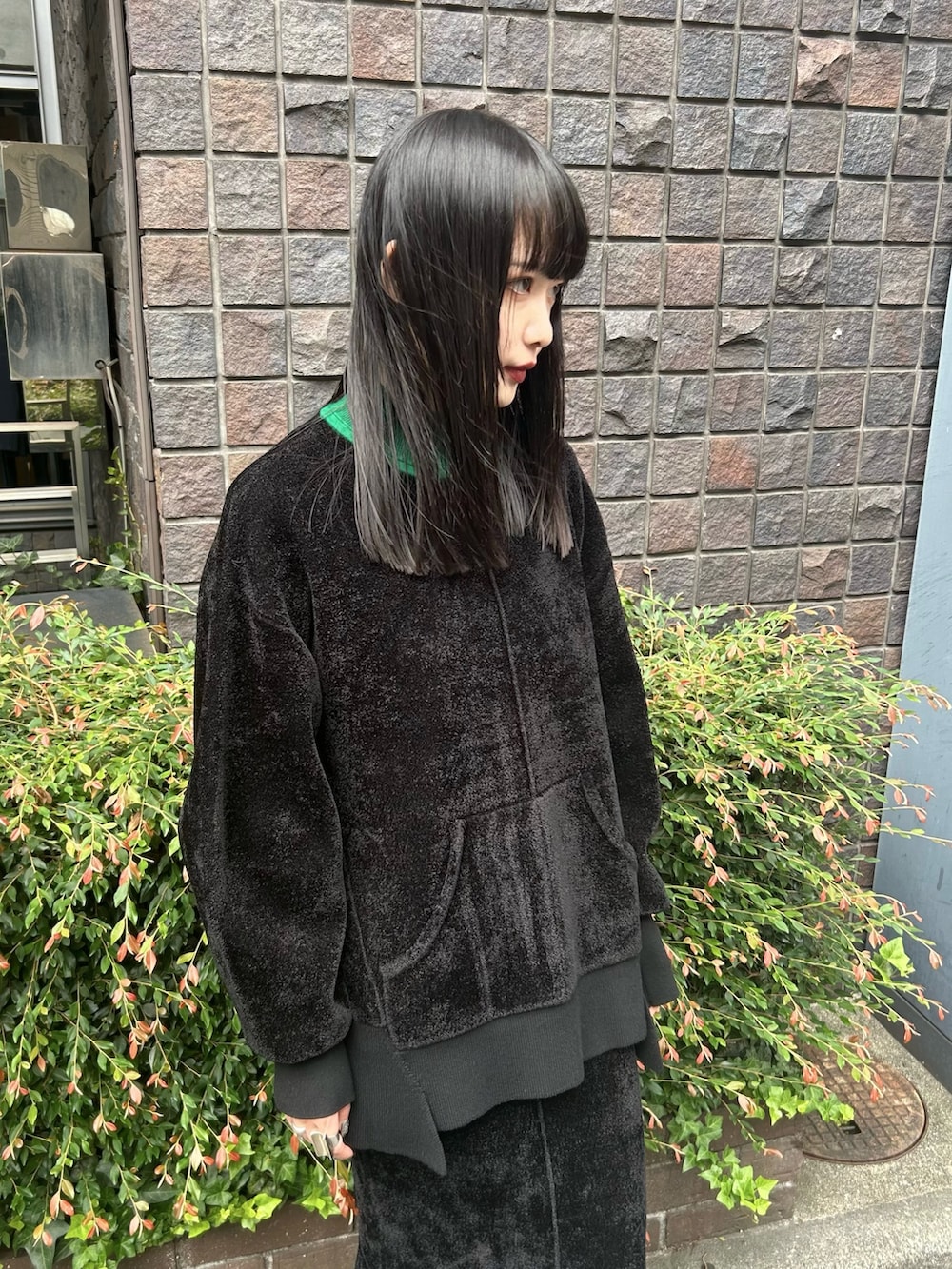 ブラック系のニット/セーター、ブラック系のスカート、ブラック系のローファーを着用したレディースの秋コーディネートの3枚目の写真