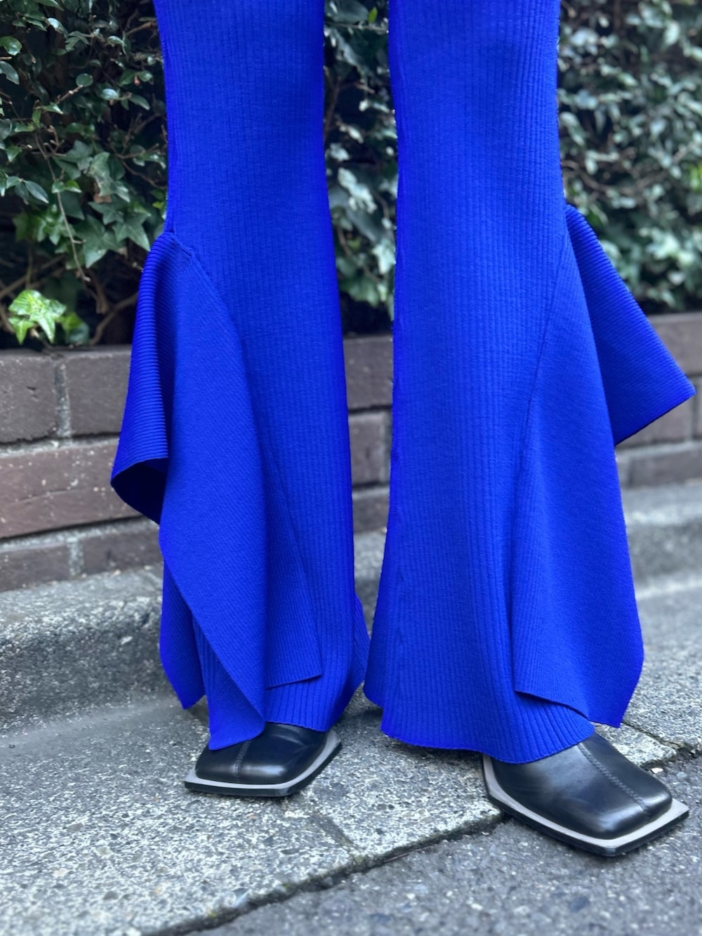 ブルー系のその他パンツ、ブラック系のTシャツ/カットソー、ブラック系のパンプスを着用したレディースの春コーディネートの7枚目の写真