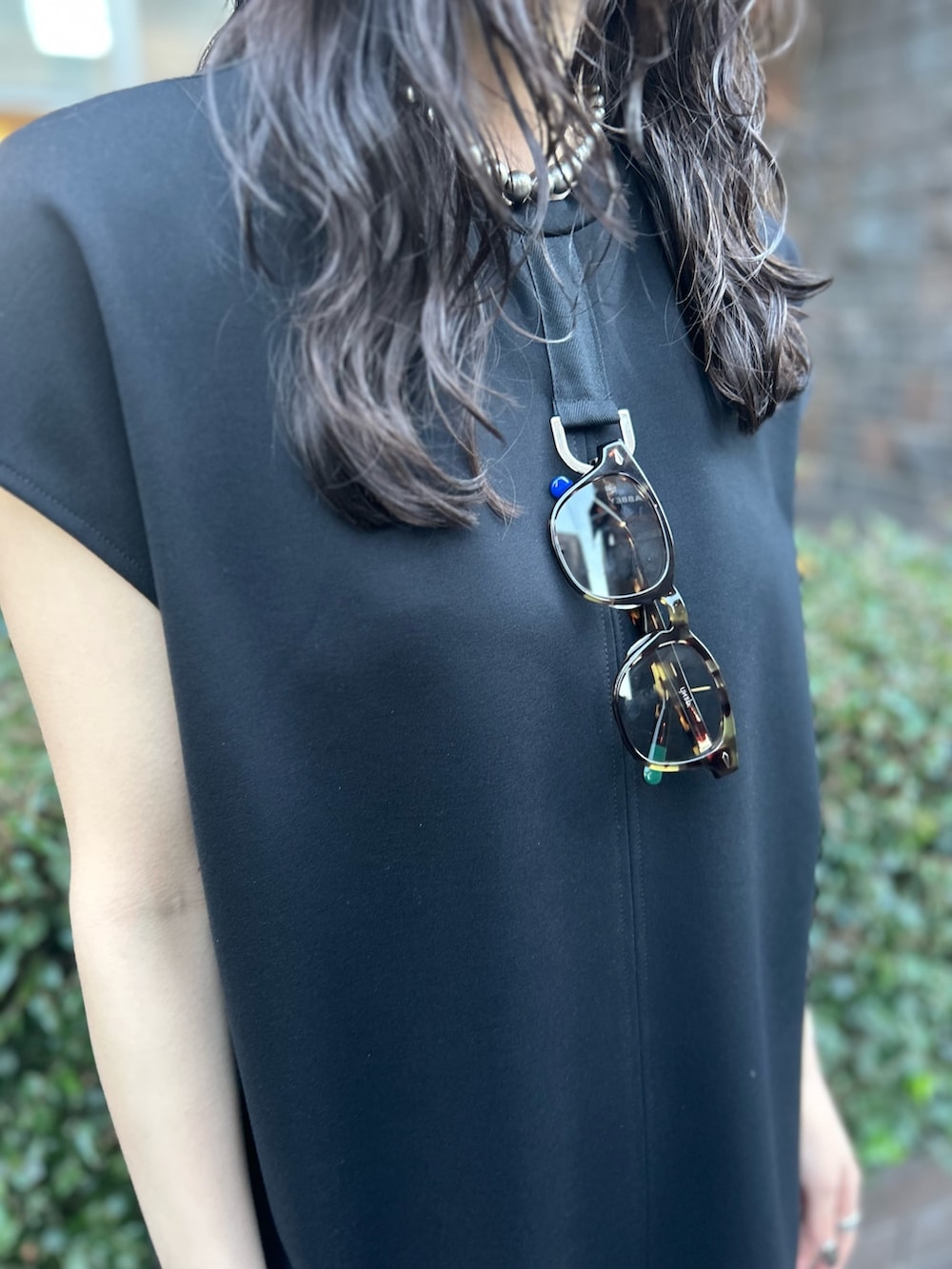 ブルー系のその他パンツ、ブラック系のTシャツ/カットソー、ブラック系のパンプスを着用したレディースの春コーディネートの5枚目の写真