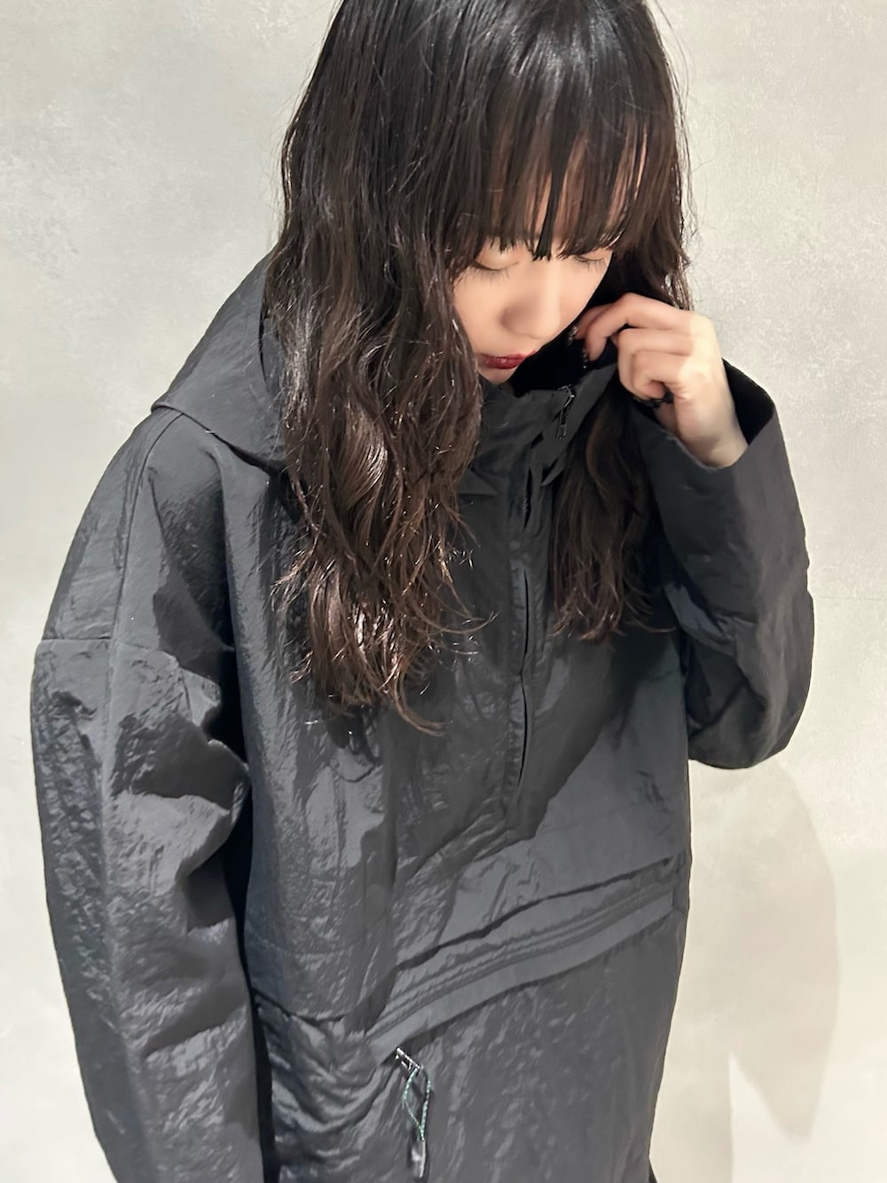 ブラック系のマウンテンパーカー、ブラック系のスカート、その他のサンダルを着用したレディースの春コーディネートの5枚目の写真