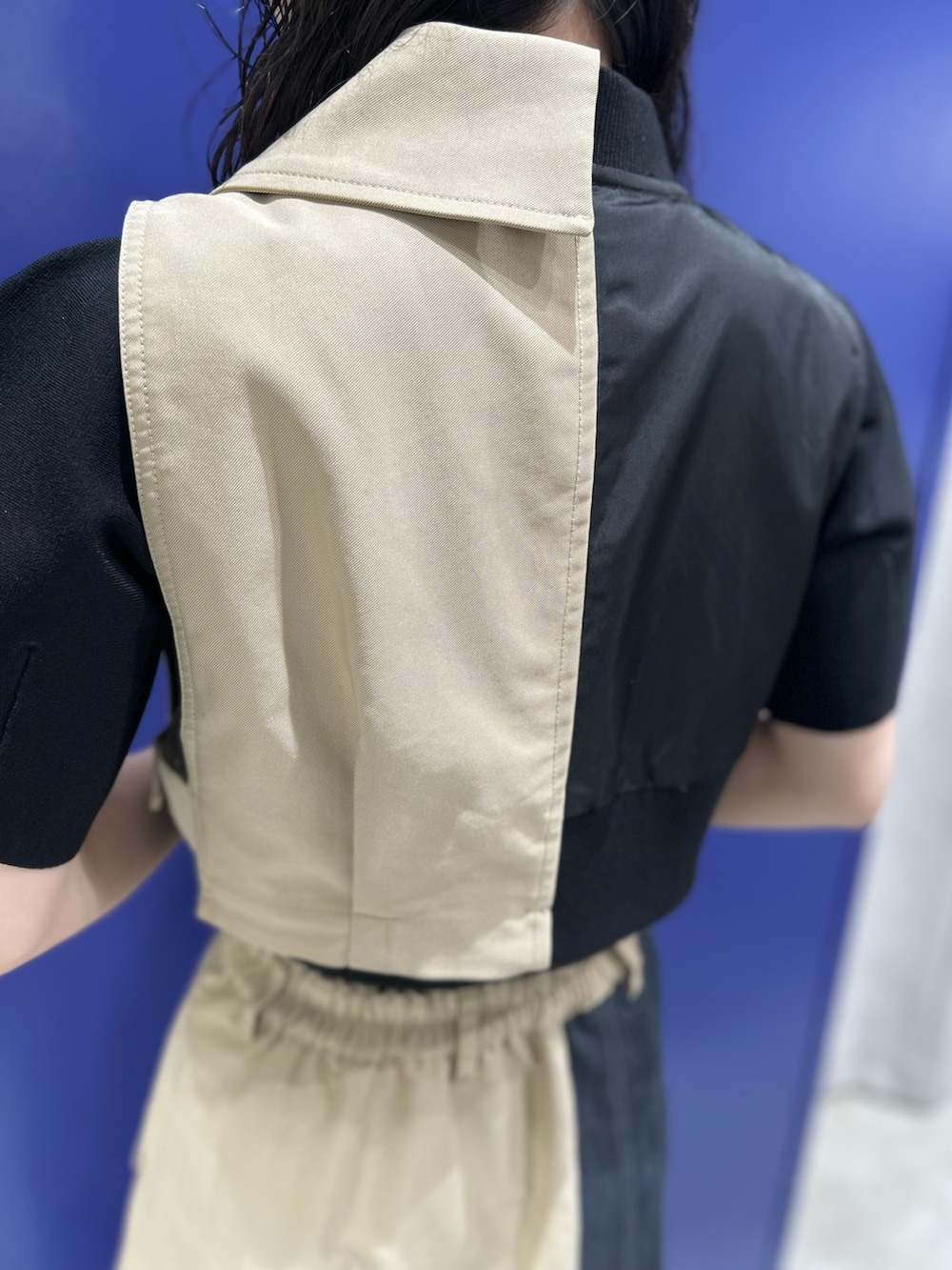 ベージュ系のスカート、ベージュ系のベスト、ブラック系のニット/セーターを着用したレディースの夏コーディネートの7枚目の写真