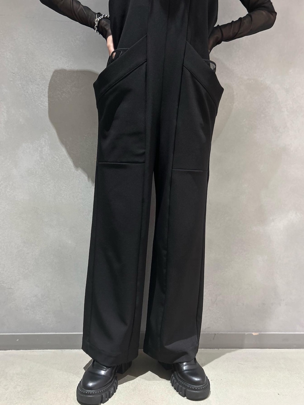 ブラック系のTシャツ/カットソー、ブラック系のつなぎ/オールインワン、ブラック系のローファーを着用したレディースの秋コーディネートの4枚目の写真