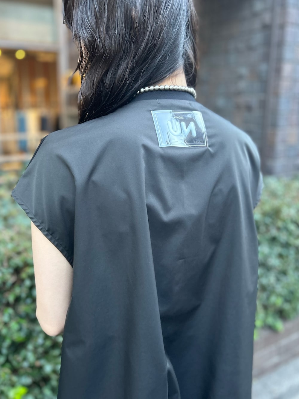 ブルー系のその他パンツ、ブラック系のTシャツ/カットソー、ブラック系のパンプスを着用したレディースの春コーディネートの9枚目の写真