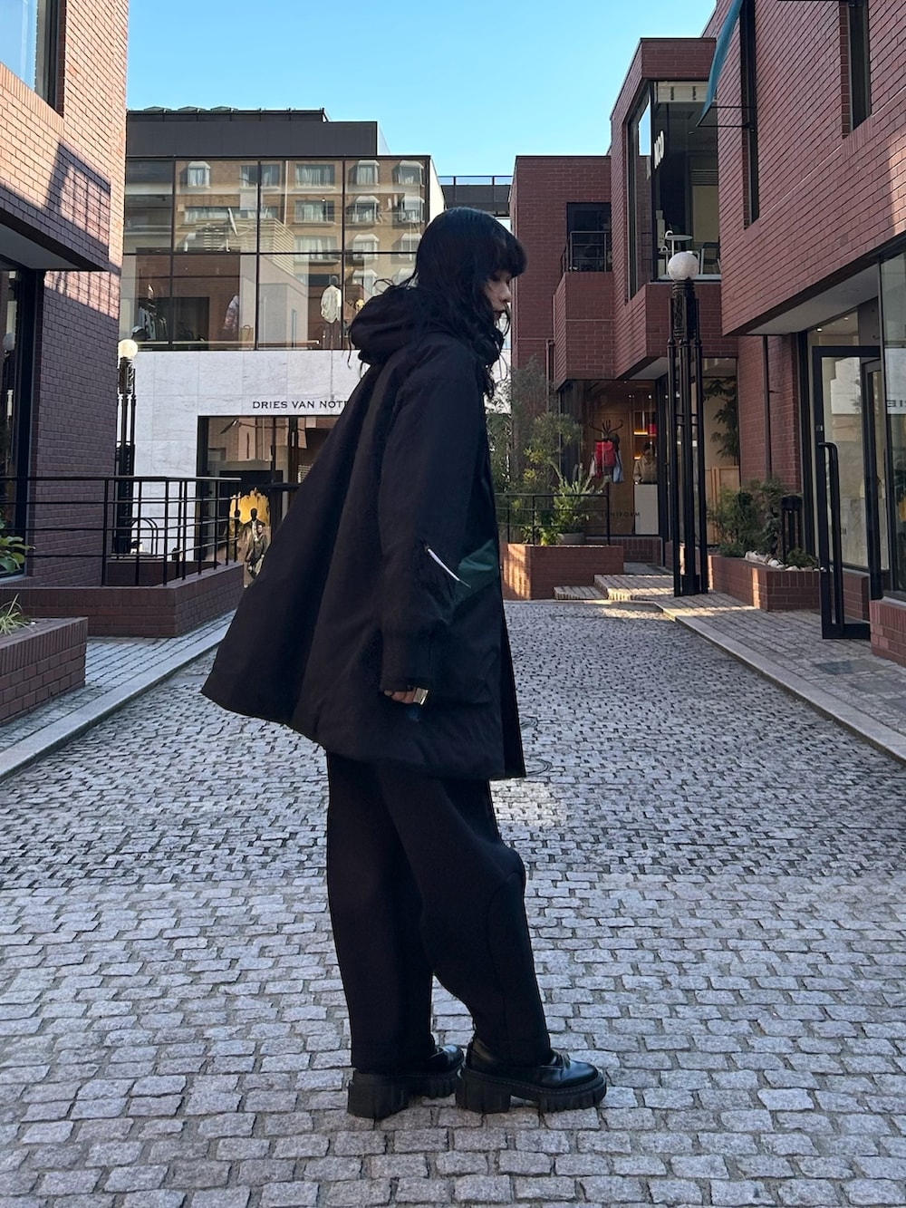 ブラック系のローファー、ブラック系のその他パンツ、ブラック系のその他アウターを着用したレディースの冬コーディネートの2枚目の写真