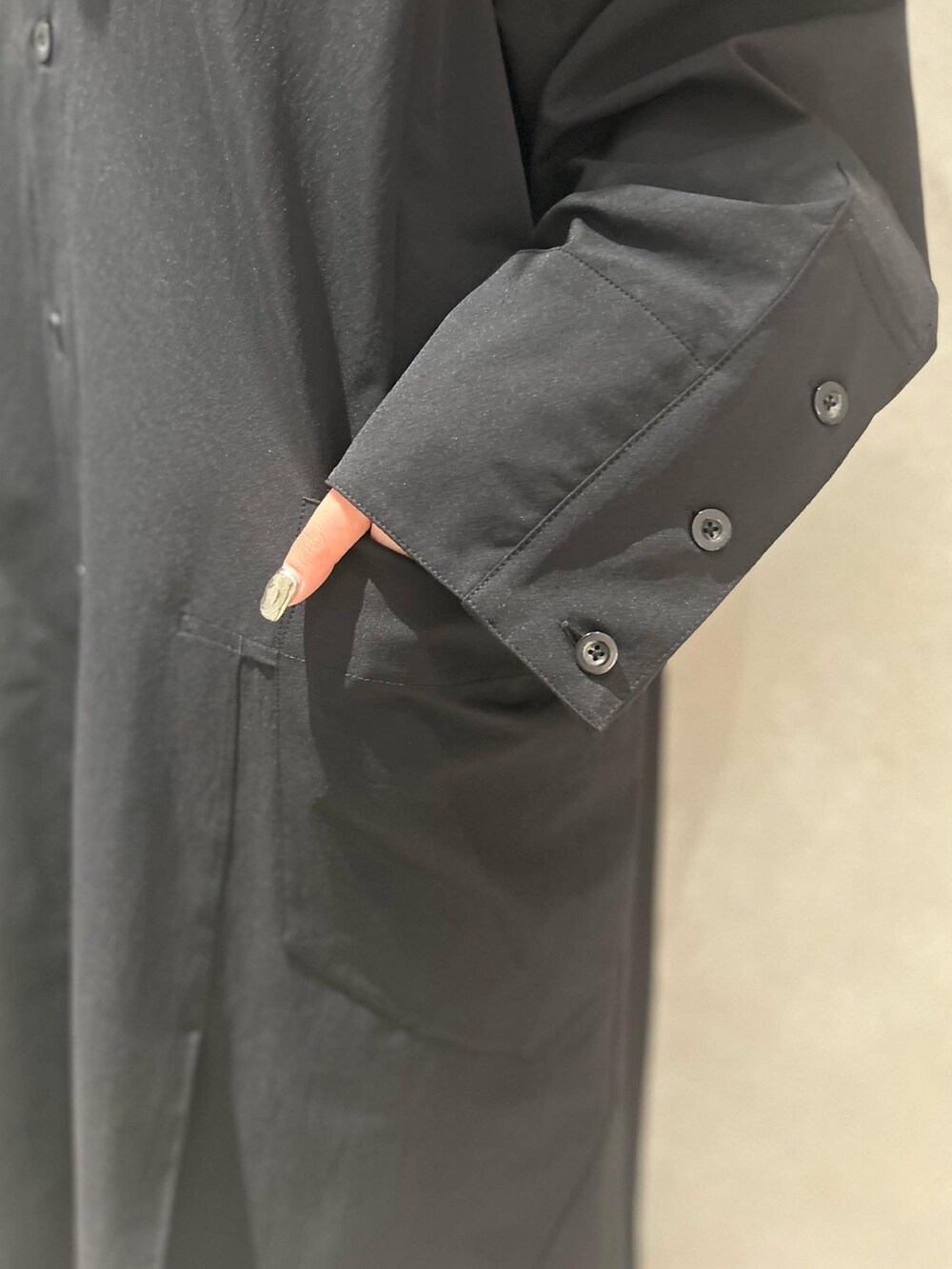 ブラック系のワンピース、レッド系のスカート、シルバー系のブーツを着用したレディースの冬コーディネートの7枚目の写真