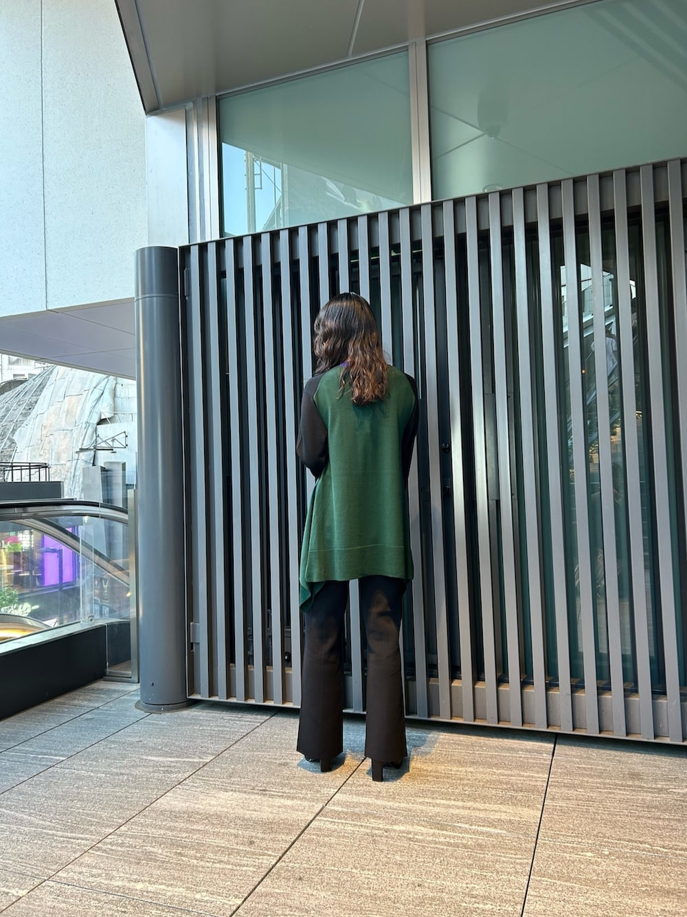 ブラック系のニット/セーター、ブラック系のその他パンツ、ブラック系のブーツを着用したレディースの秋コーディネートの4枚目の写真