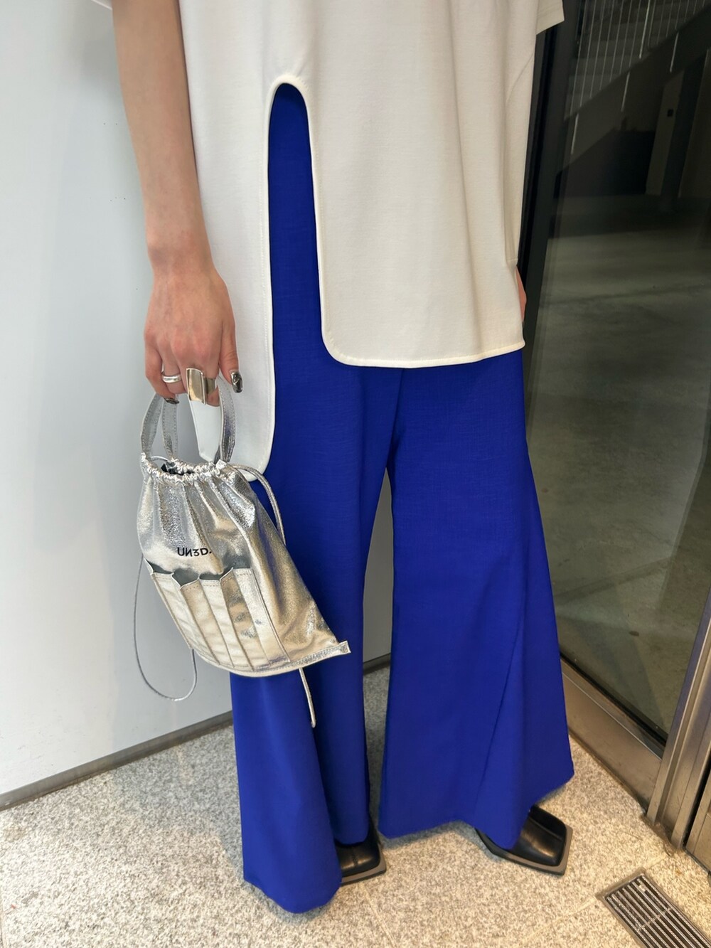 ホワイト系のTシャツ/カットソー、ブラック系のパンプス、ブルー系のその他パンツを着用したレディースの冬コーディネートの9枚目の写真