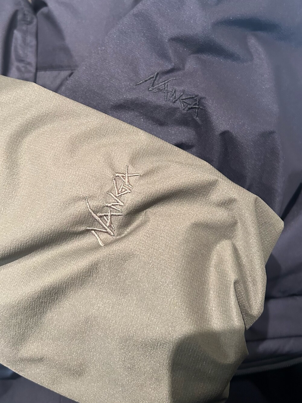 ブラック系のダウンジャケット/コート、ブラック系のブーツを着用したレディースの秋コーディネートの10枚目の写真