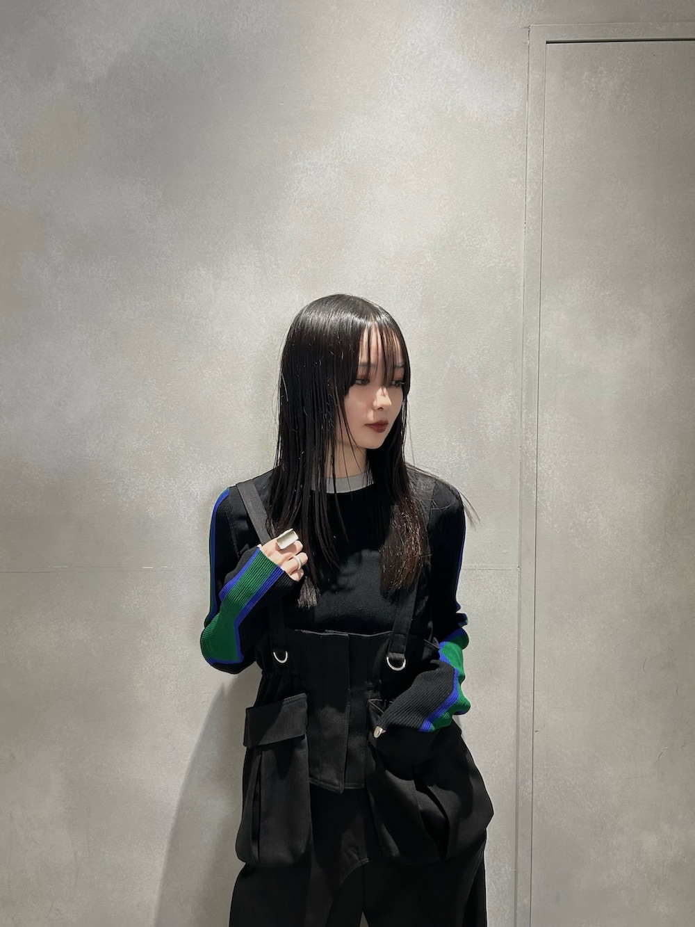 ブラック系のニット/セーター、ブラック系のその他パンツ、ブラック系のベルトを着用したレディースの冬コーディネートの2枚目の写真