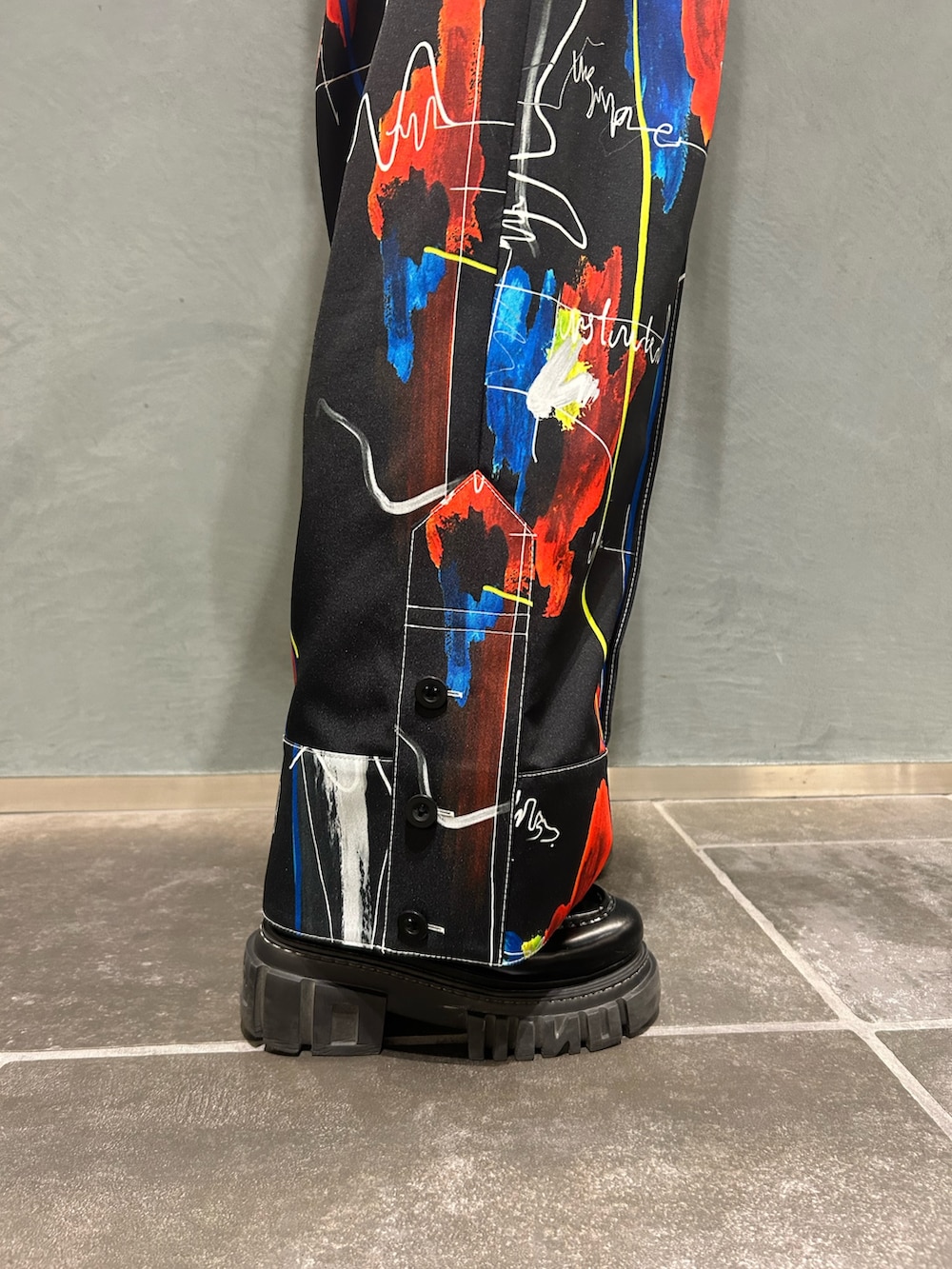 ブラック系のその他パンツ、ブルー系のニット/セーター、シルバー系のネックレスを着用したレディースの冬コーディネートの7枚目の写真