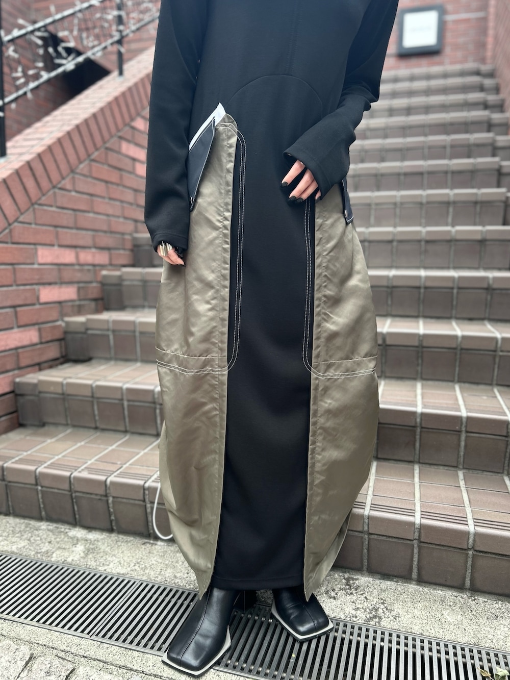 その他のワンピース、ブラック系のブーツを着用したレディースの秋コーディネートの5枚目の写真