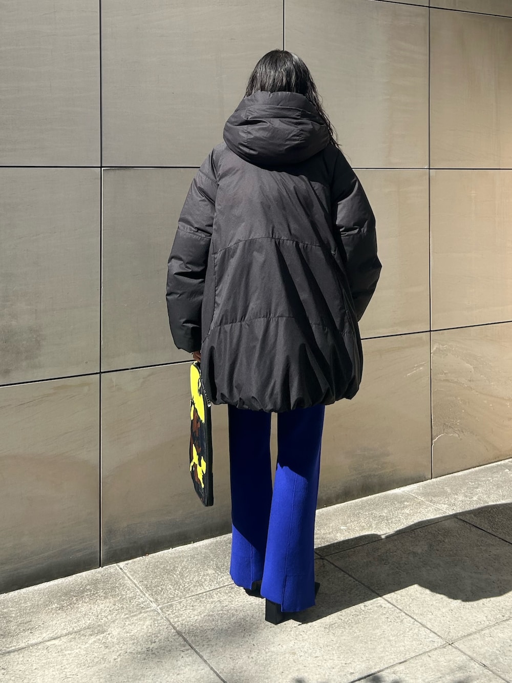 ブラック系のダウンジャケット/コート、ブラック系のブーツを着用したレディースの秋コーディネートの3枚目の写真