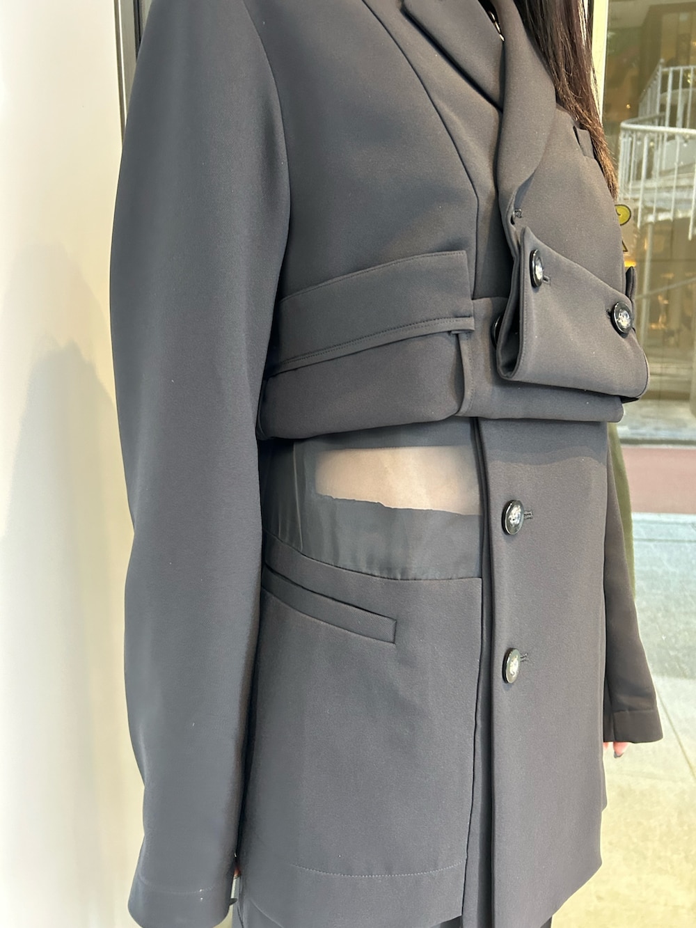 ブラック系のテーラードジャケット、ブラック系のその他アウター、ブラック系のブーツを着用したレディースの冬コーディネートの5枚目の写真