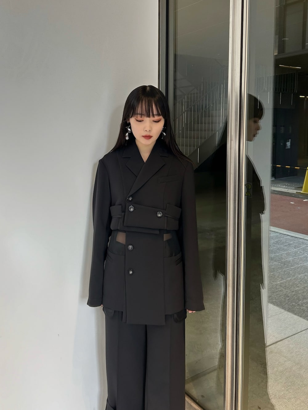 ブラック系のテーラードジャケット、ブラック系のその他アウター、ブラック系のブーツを着用したレディースの冬コーディネートの2枚目の写真