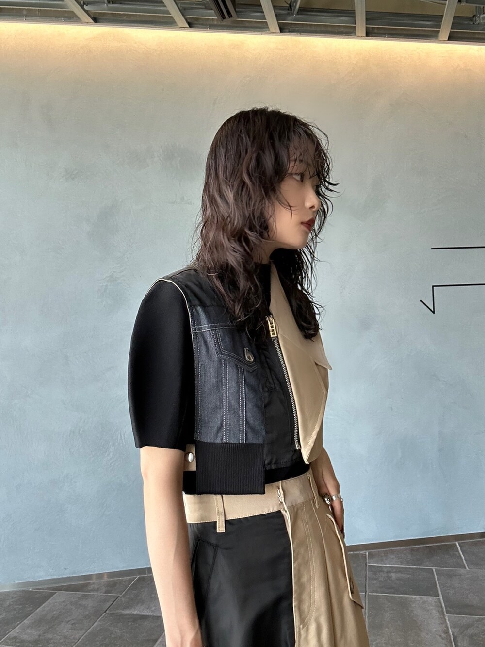 ベージュ系のスカート、ベージュ系のベスト、ブラック系のニット/セーターを着用したレディースの夏コーディネートの4枚目の写真