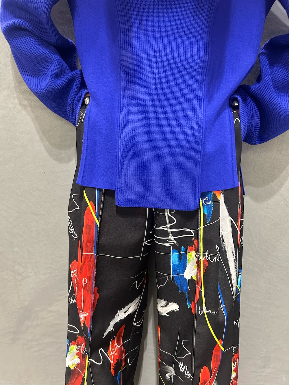 ブラック系のその他パンツ、ブルー系のニット/セーター、シルバー系のネックレスを着用したレディースの冬コーディネートの5枚目の写真