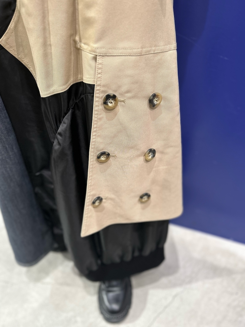 ベージュ系のスカート、ベージュ系のベスト、ブラック系のニット/セーターを着用したレディースの夏コーディネートの9枚目の写真