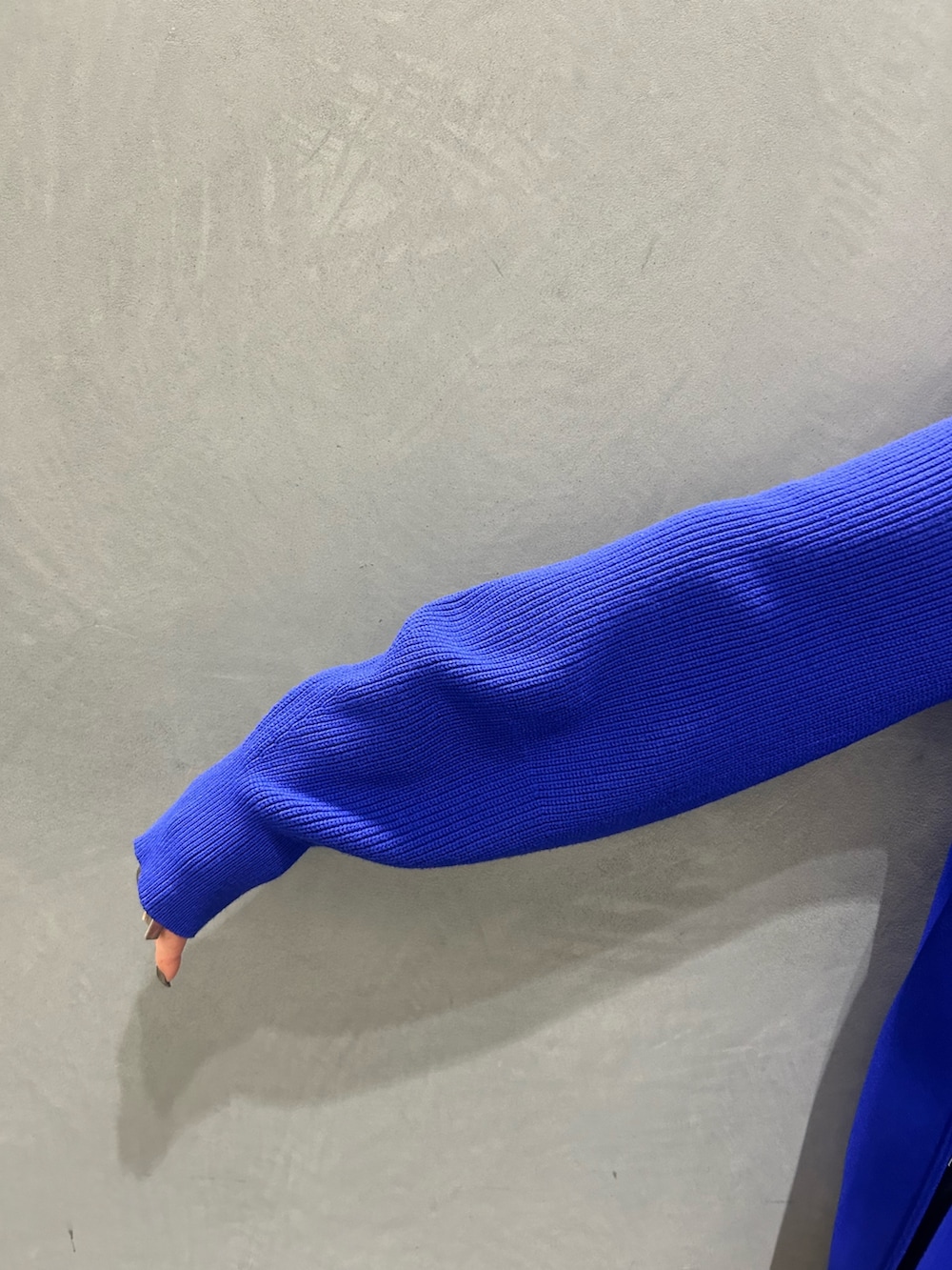 ブラック系のその他パンツ、ブルー系のニット/セーター、シルバー系のネックレスを着用したレディースの冬コーディネートの8枚目の写真