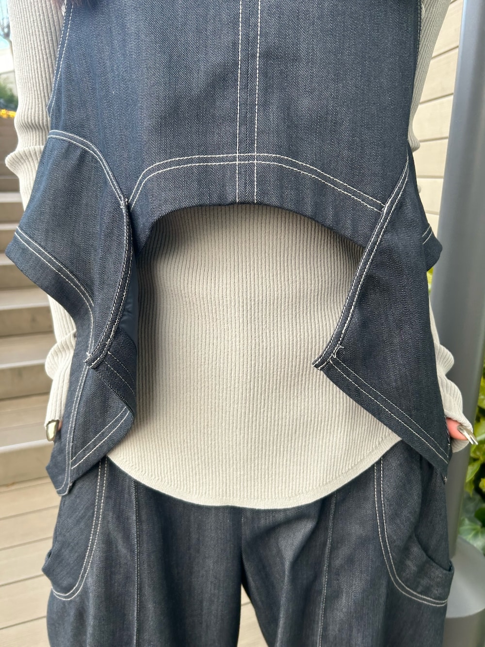ブルー系のキャミソール、ブルー系のその他パンツ、シルバー系のショルダーバッグを着用したレディースの冬コーディネートの5枚目の写真