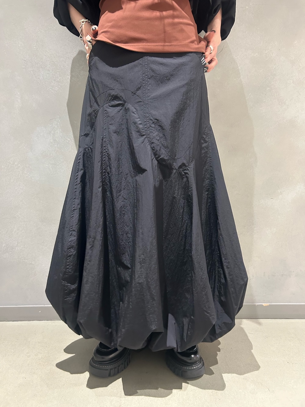 ブラック系のシャツ/ブラウス、ブラウン系のキャミソール、ブラック系のスカートを着用したレディースの夏コーディネートの7枚目の写真