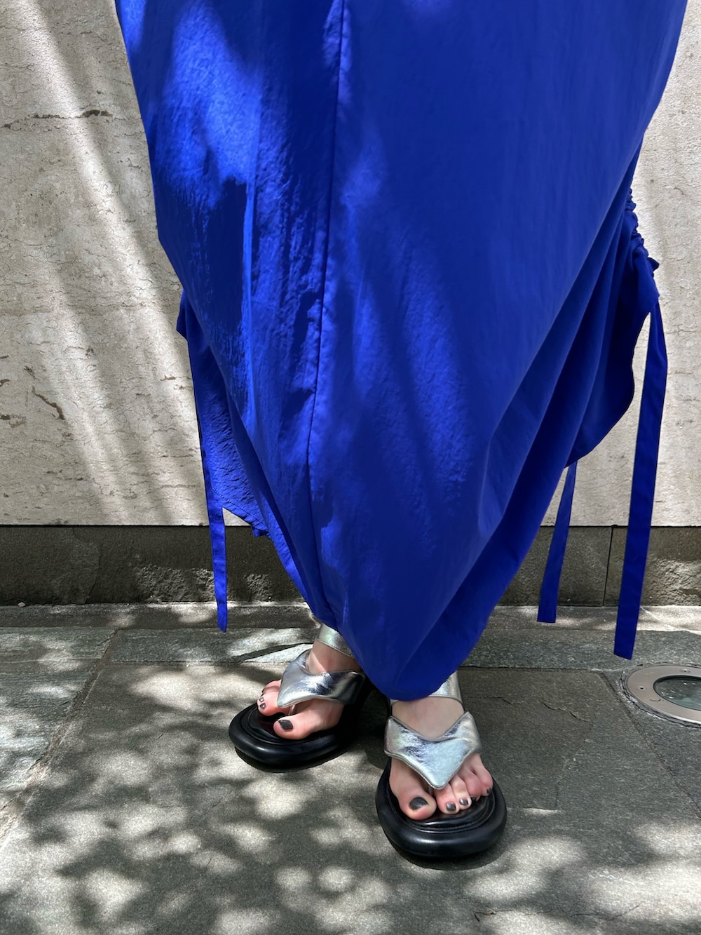 ブルー系のワンピース、シルバー系のサンダル、ベージュ系のハットを着用したレディースの春コーディネートの6枚目の写真