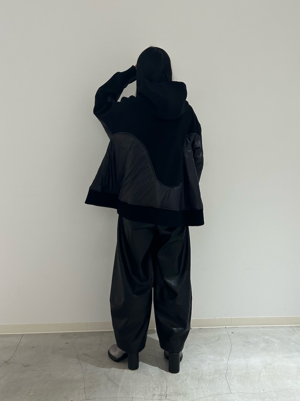 ブラック系のパーカー、ブラック系のその他パンツ、シルバー系のブーツを着用したレディースの秋コーディネートの4枚目の写真