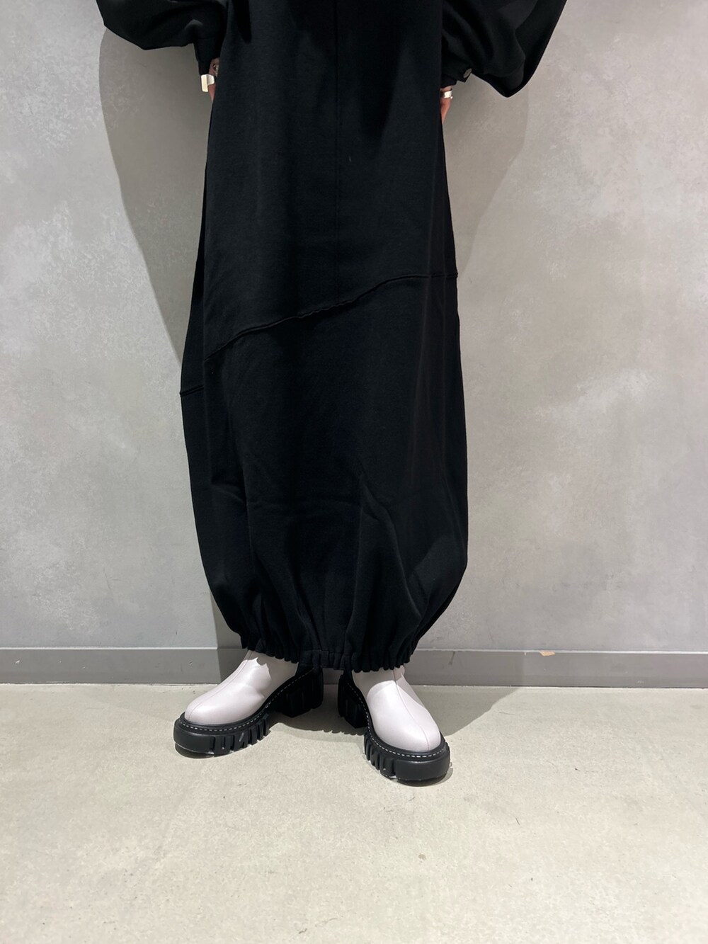 ブラック系のブルゾン、ブラック系のワンピース、その他のブーツを着用したレディースの秋コーディネートの9枚目の写真