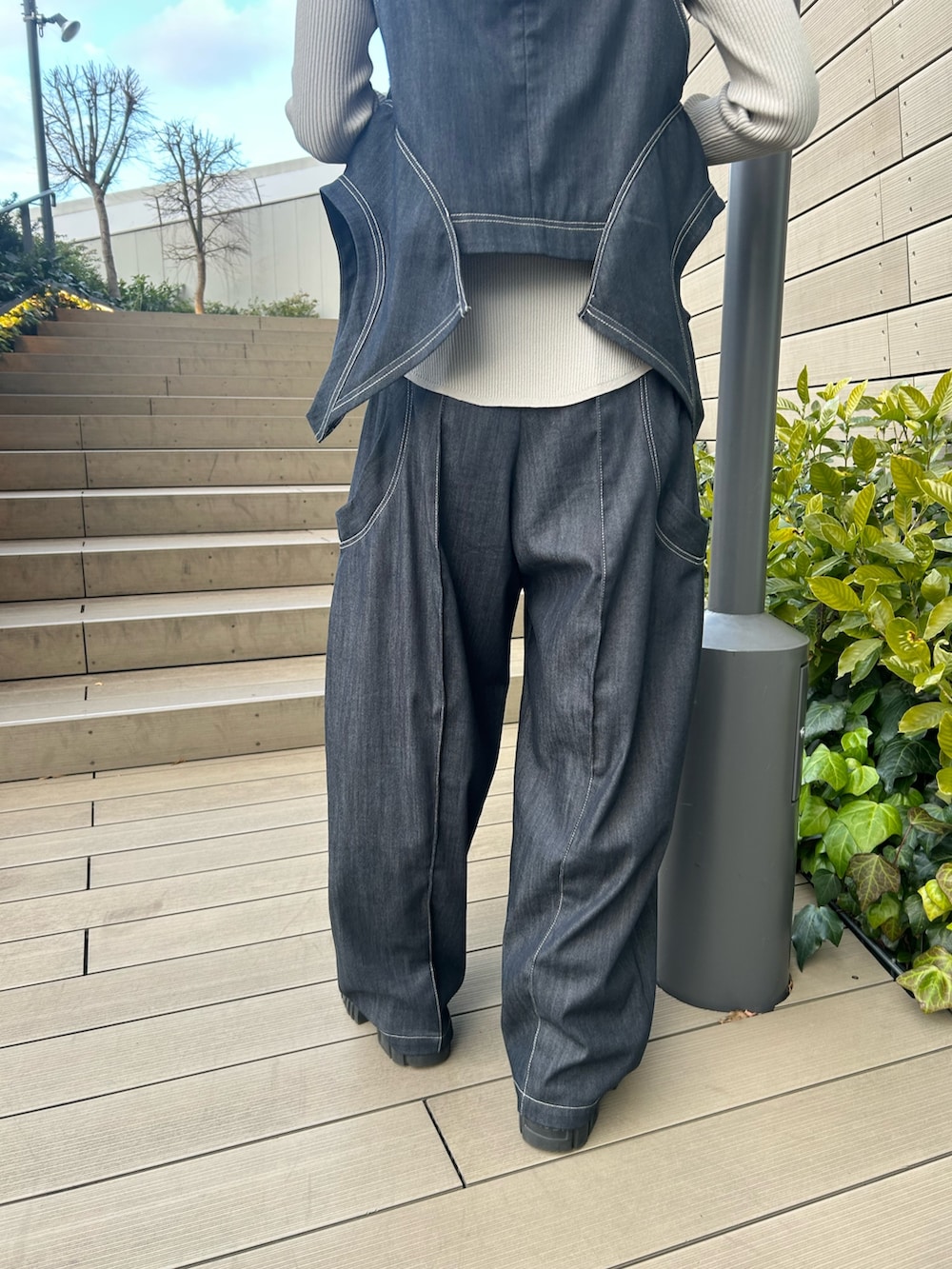 ブルー系のキャミソール、ブルー系のその他パンツ、シルバー系のショルダーバッグを着用したレディースの冬コーディネートの8枚目の写真