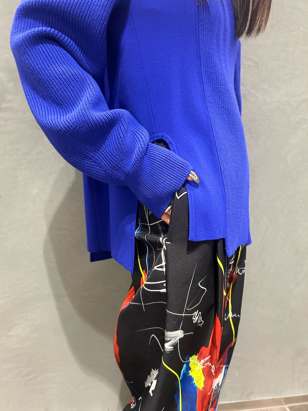 ブラック系のその他パンツ、ブルー系のニット/セーター、シルバー系のネックレスを着用したレディースの冬コーディネートの4枚目の写真