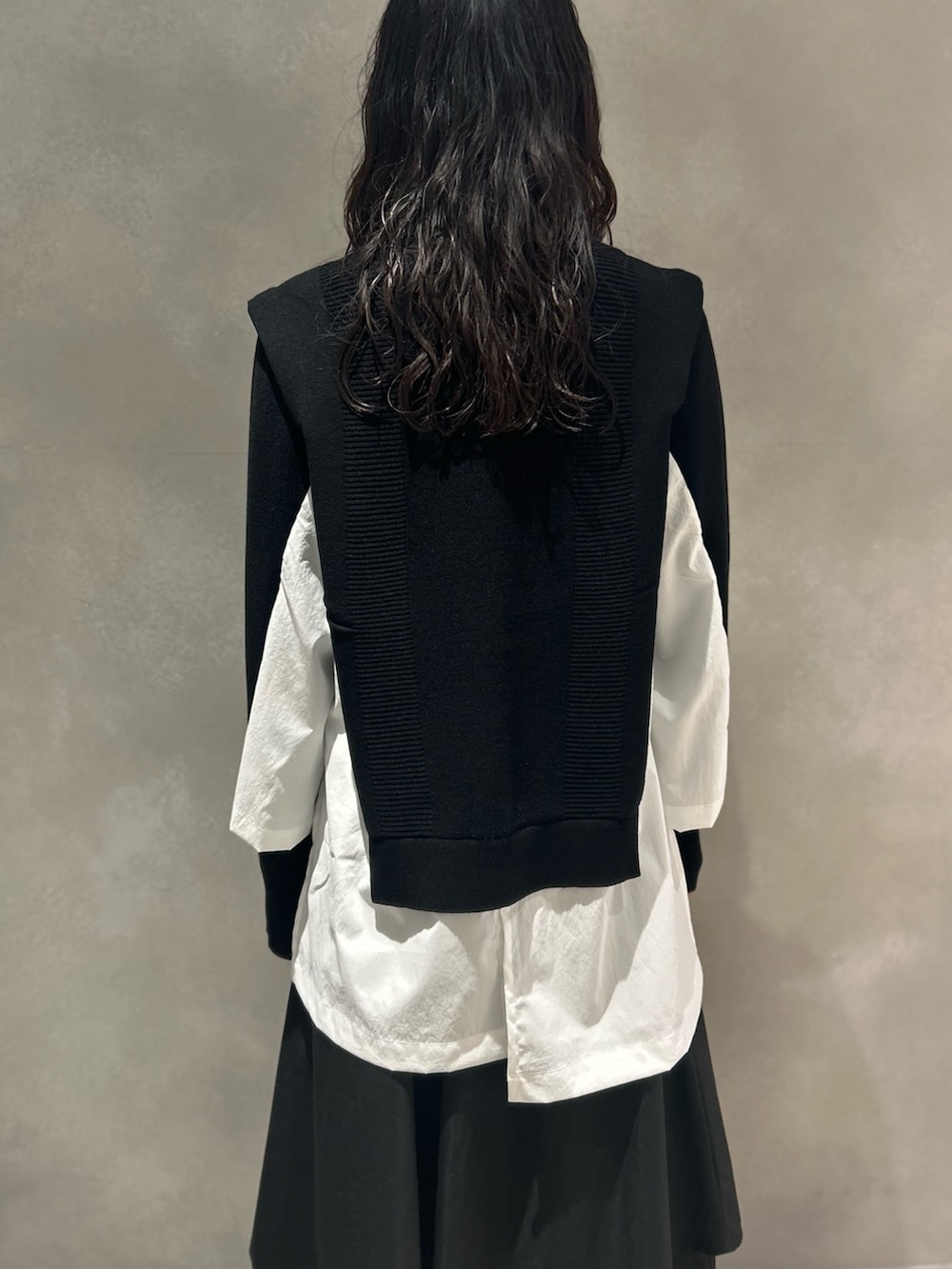 ブラック系のその他パンツ、ブラック系のニット/セーター、ブラウン系のネックレスを着用したレディースの冬コーディネートの4枚目の写真