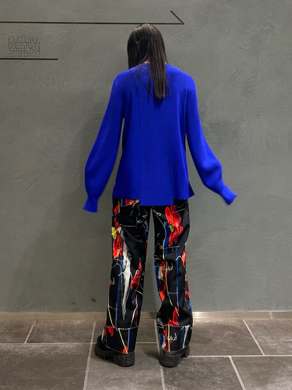 ブラック系のその他パンツ、ブルー系のニット/セーター、シルバー系のネックレスを着用したレディースの冬コーディネートの2枚目の写真