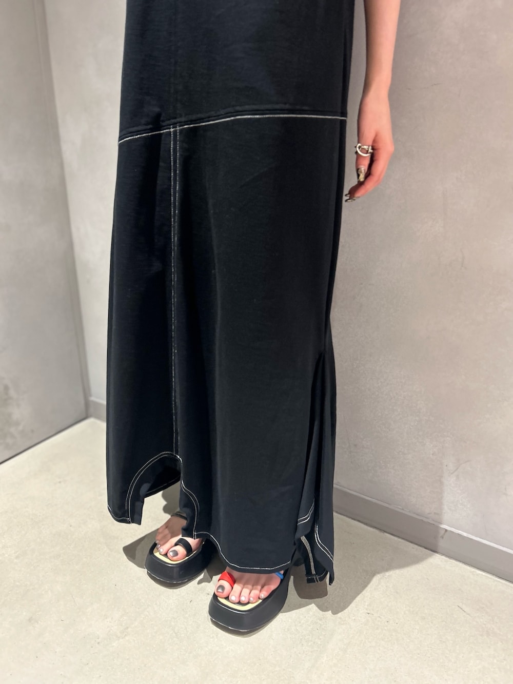 その他のサンダル、ブラック系のワンピースを着用したレディースの夏コーディネートの4枚目の写真