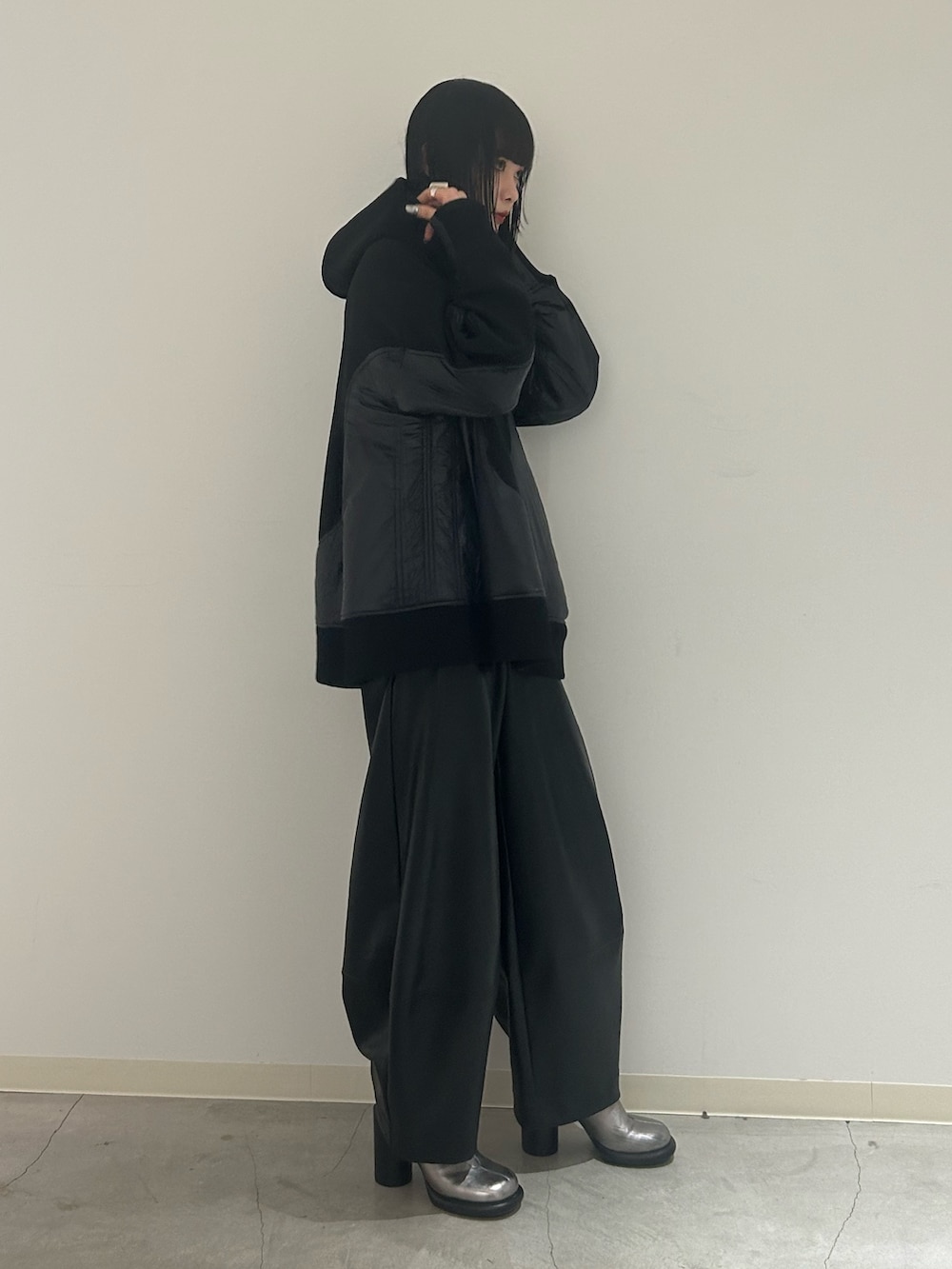 ブラック系のパーカー、ブラック系のその他パンツ、シルバー系のブーツを着用したレディースの秋コーディネートの2枚目の写真