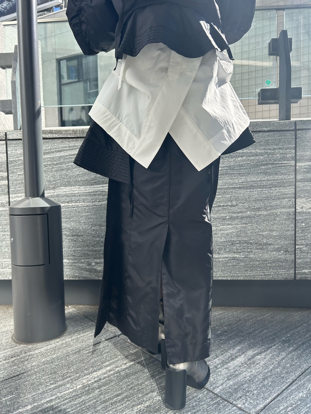 ホワイト系のシャツ/ブラウス、ブラック系のMA-1、ブラック系のスカートを着用したレディースの冬コーディネートの8枚目の写真