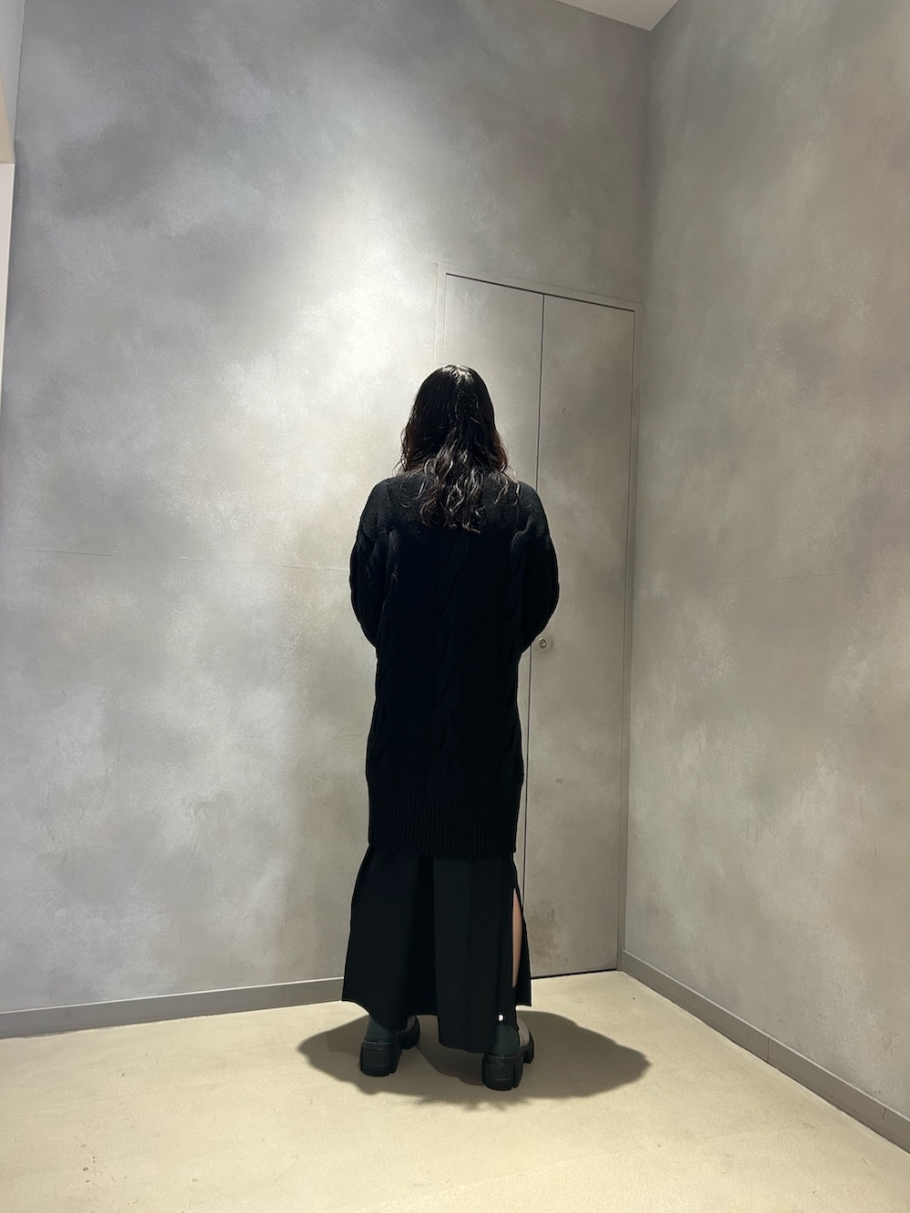 その他のブーツ、その他のショルダーバッグ、ブラック系のワンピースを着用したレディースの秋コーディネートの2枚目の写真