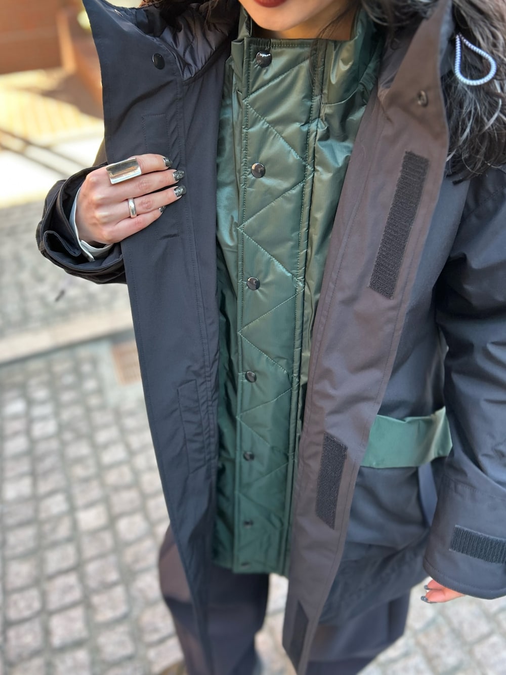 ブラック系のローファー、ブラック系のその他パンツ、ブラック系のその他アウターを着用したレディースの冬コーディネートの10枚目の写真