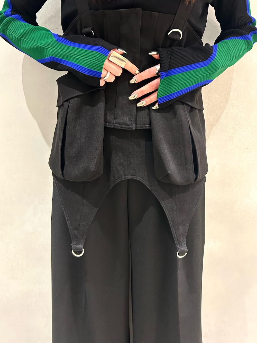 ブラック系のニット/セーター、ブラック系のその他パンツ、ブラック系のベルトを着用したレディースの冬コーディネートの4枚目の写真