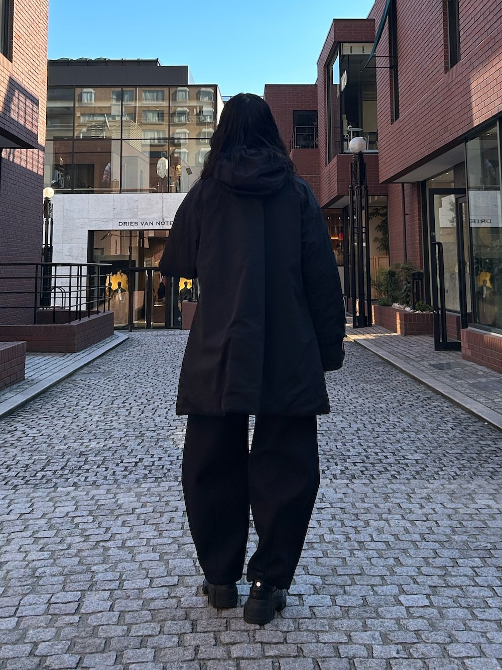 ブラック系のローファー、ブラック系のその他パンツ、ブラック系のその他アウターを着用したレディースの冬コーディネートの3枚目の写真