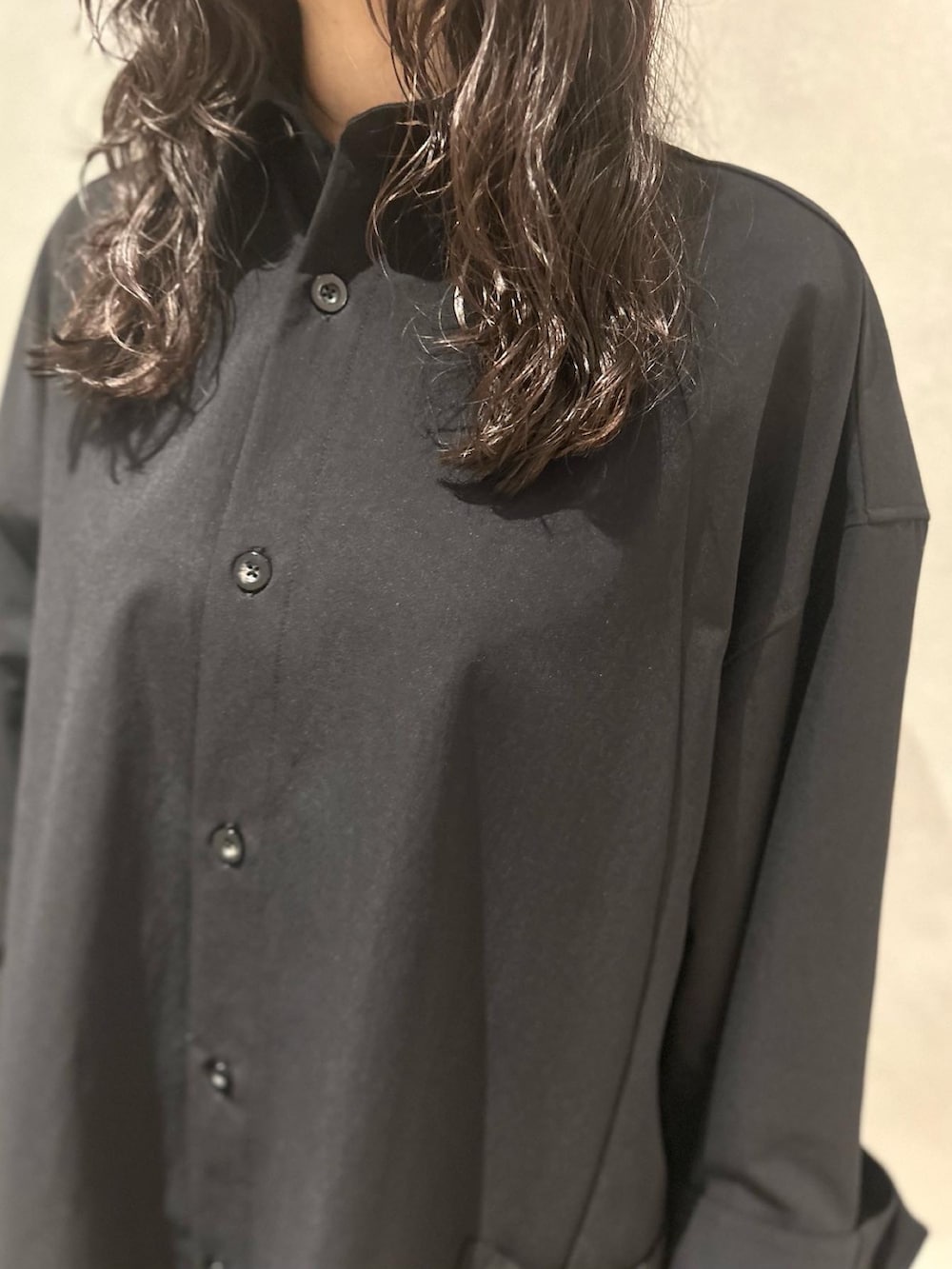 ブラック系のワンピース、レッド系のスカート、シルバー系のブーツを着用したレディースの冬コーディネートの6枚目の写真