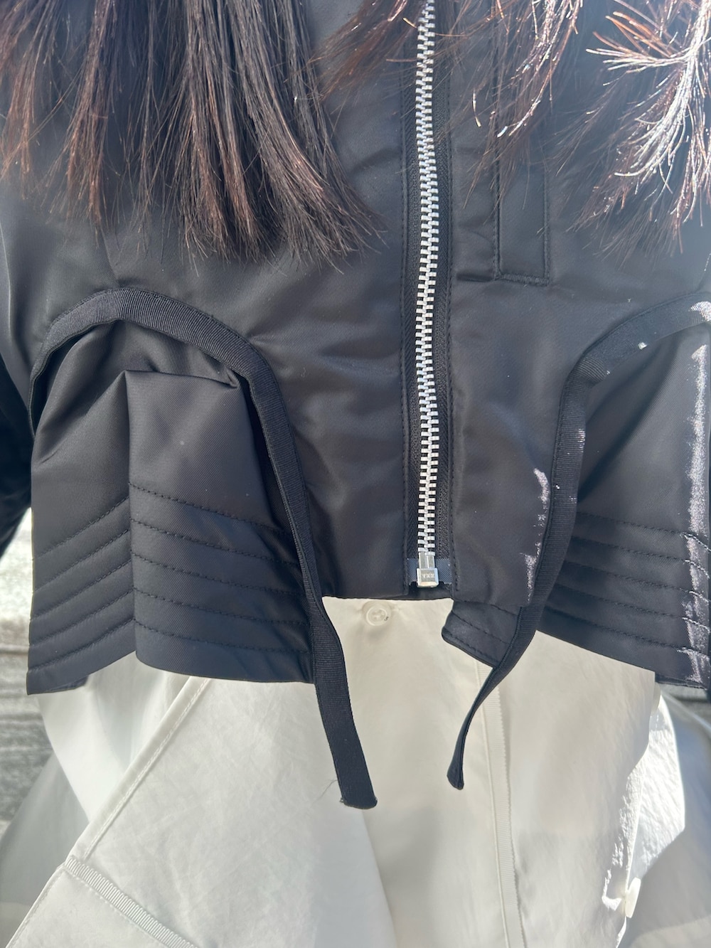 ホワイト系のシャツ/ブラウス、ブラック系のMA-1、ブラック系のスカートを着用したレディースの冬コーディネートの5枚目の写真