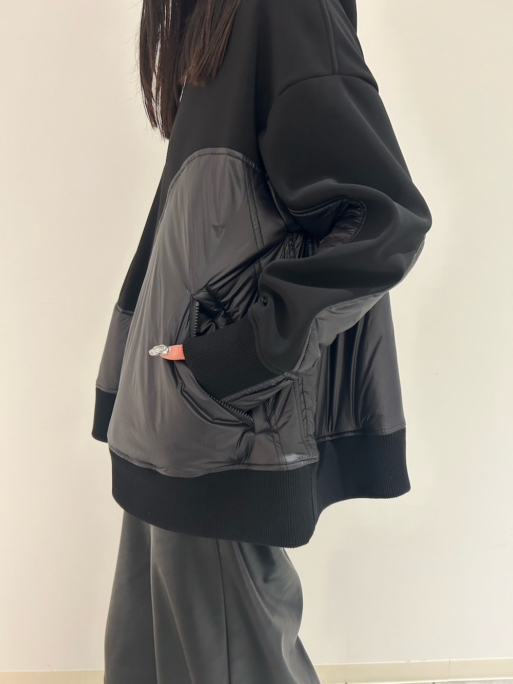 ブラック系のパーカー、ブラック系のその他パンツ、シルバー系のブーツを着用したレディースの秋コーディネートの6枚目の写真