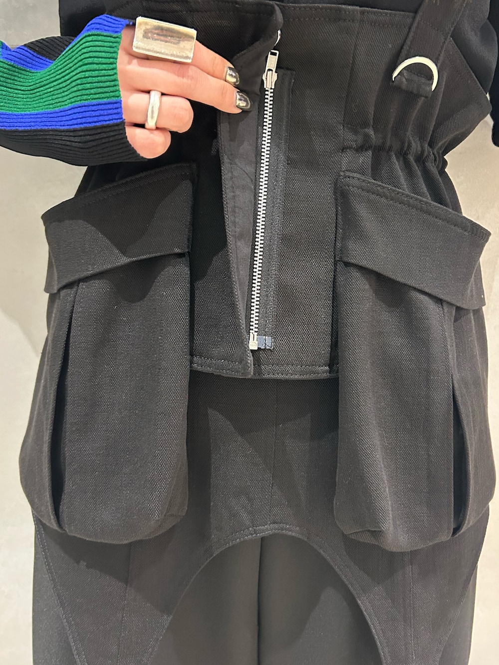 ブラック系のニット/セーター、ブラック系のその他パンツ、ブラック系のベルトを着用したレディースの冬コーディネートの5枚目の写真