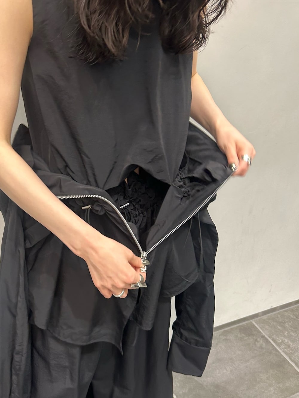 ブラック系のシャツ/ブラウス、ブラック系のその他パンツを着用したレディースの春コーディネートの6枚目の写真