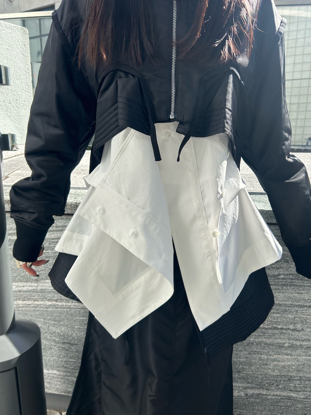 ホワイト系のシャツ/ブラウス、ブラック系のMA-1、ブラック系のスカートを着用したレディースの冬コーディネートの4枚目の写真