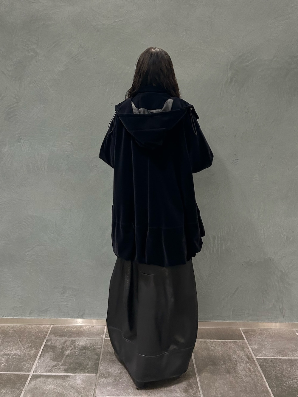 ブラック系のその他アウター、ブラック系のニット/セーター、ブラック系のスカートを着用したレディースの秋コーディネートの4枚目の写真